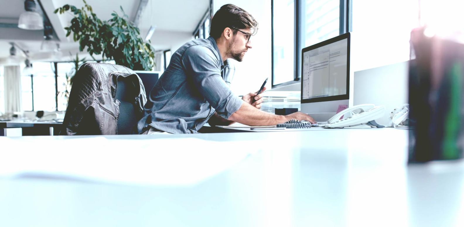Deltagere arbejder med computer vision kode under seminar